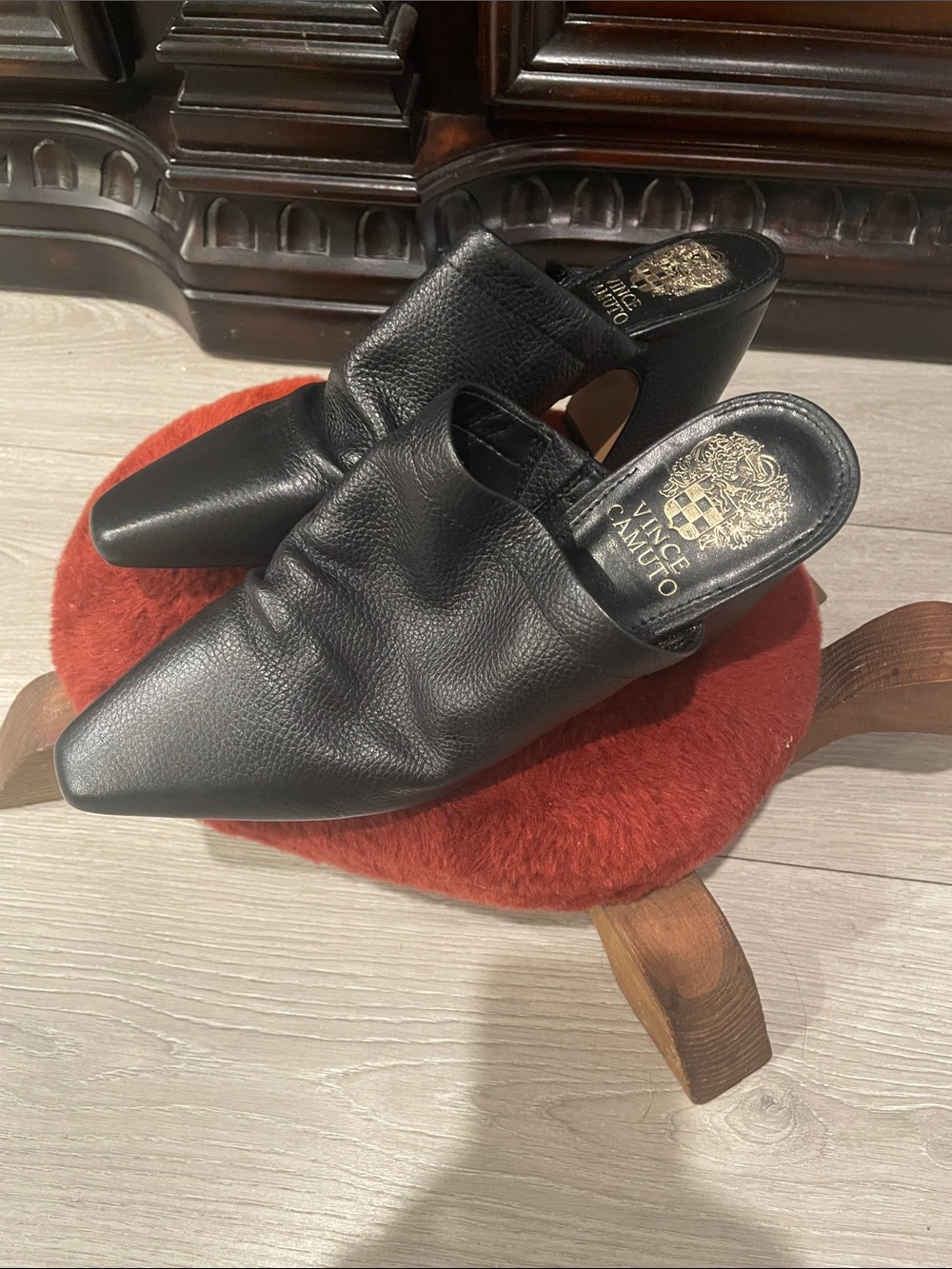 Vince Camuto Black Pointed-Toe Leather Mule Slides